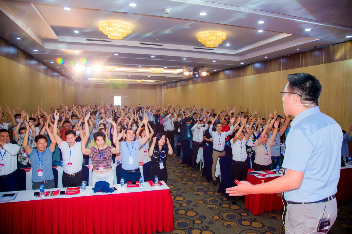 Chia sẻ trực tiếp với hàng trăm nhà đầu tư tại hội trường