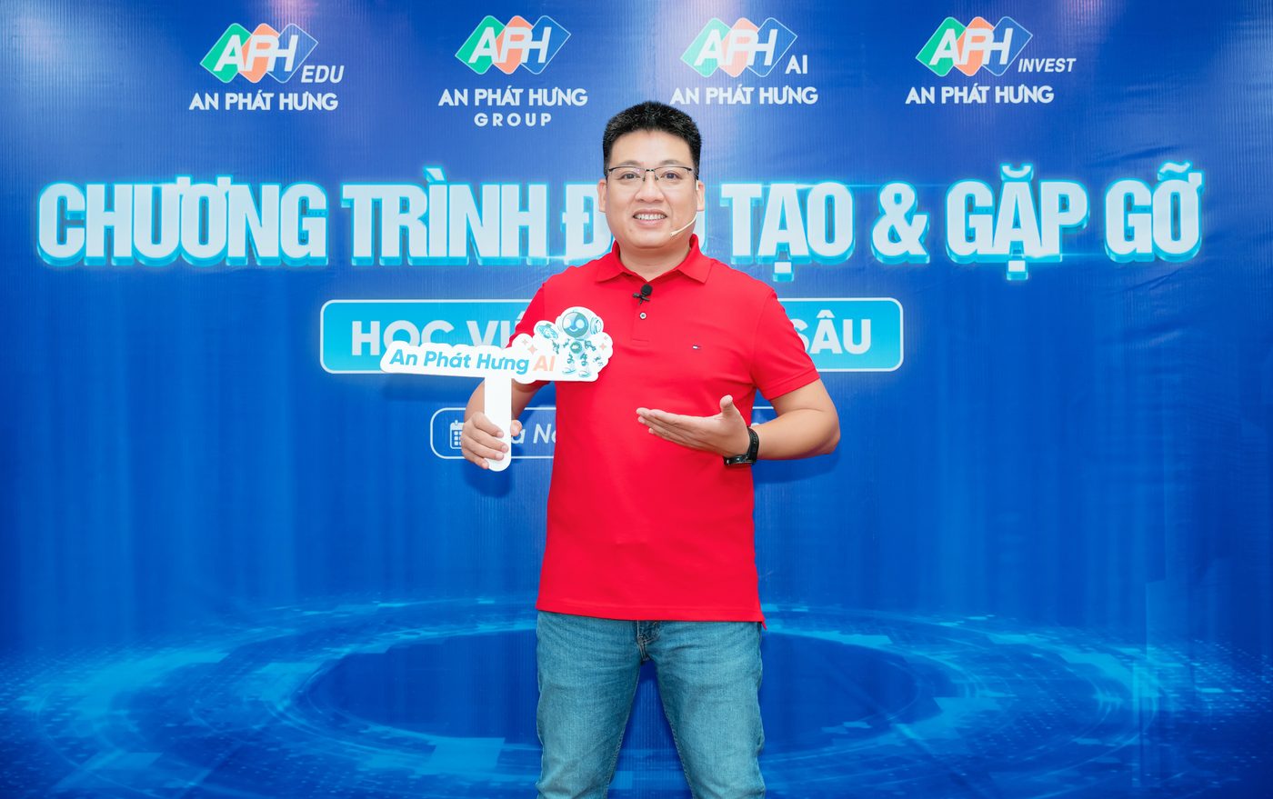 Dương Đình Châu chia sẻ tại một buổi đào tạo nhà đầu tư